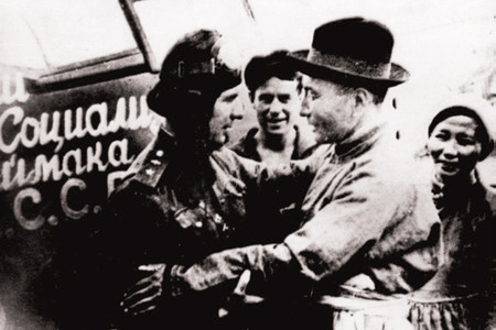 Передача самолета Ла-5, построенного на деньги трудящихся, летчику майору Старжаку в с. Ехэ-Цаган. 1943 г.