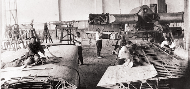 Сборка центроплана скоростного бомбардировщика СБ на Авиазаводе. 1939 г.